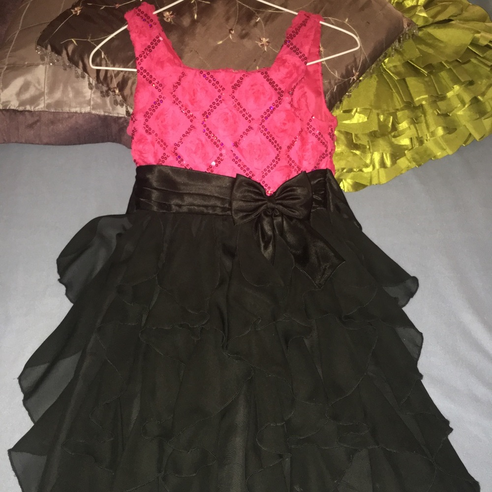 Beautiful formal dress, perfect for the holidays!